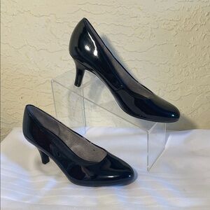 Lifestride Women's Parigi  black patent  pointy heel sandal size 9W